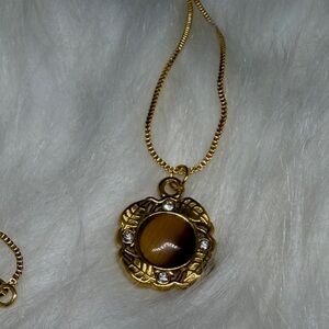 18k Gold P Tiger’s Eye and CZ Leaf Detail Pendent Necklace